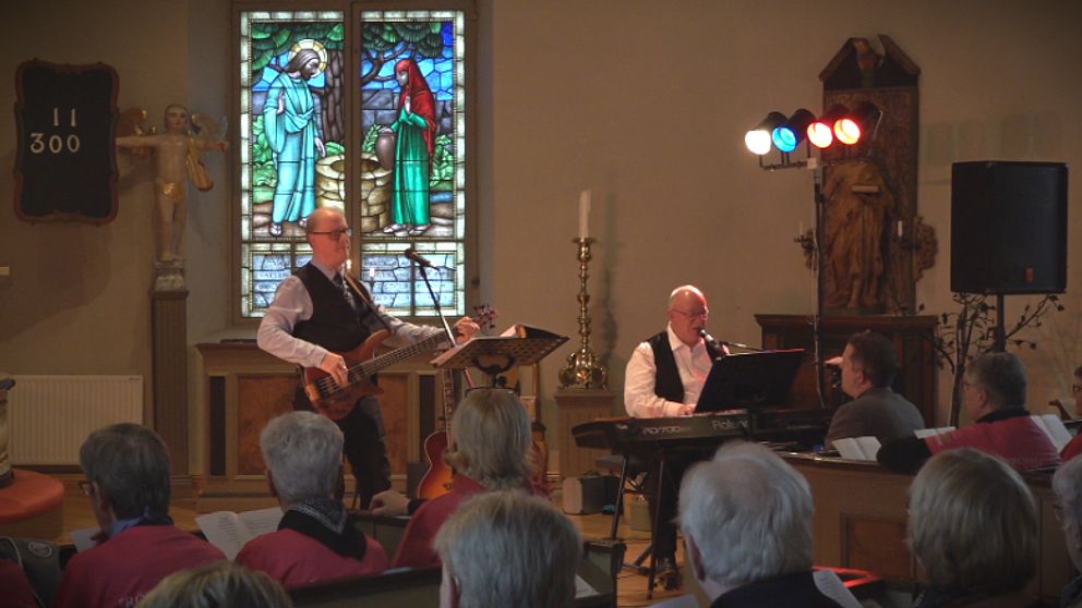 Dansbandet Remicks orkester spelar i Köla Kyrka under Dansbandsgudstjänsten.