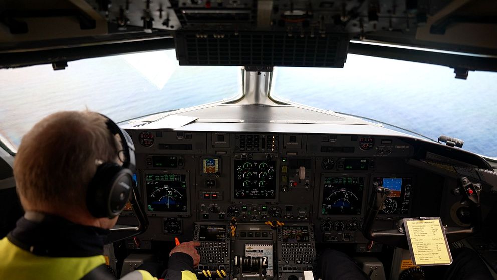 Cockpiten på ett av Kustbevakningens spaningsflyg.