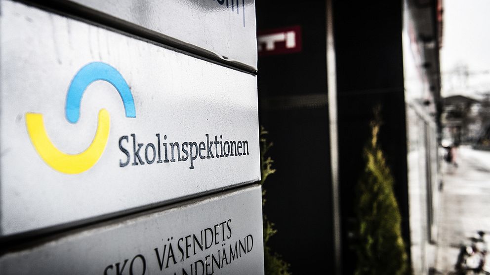 Skylt med texten Skolinspektionen på.