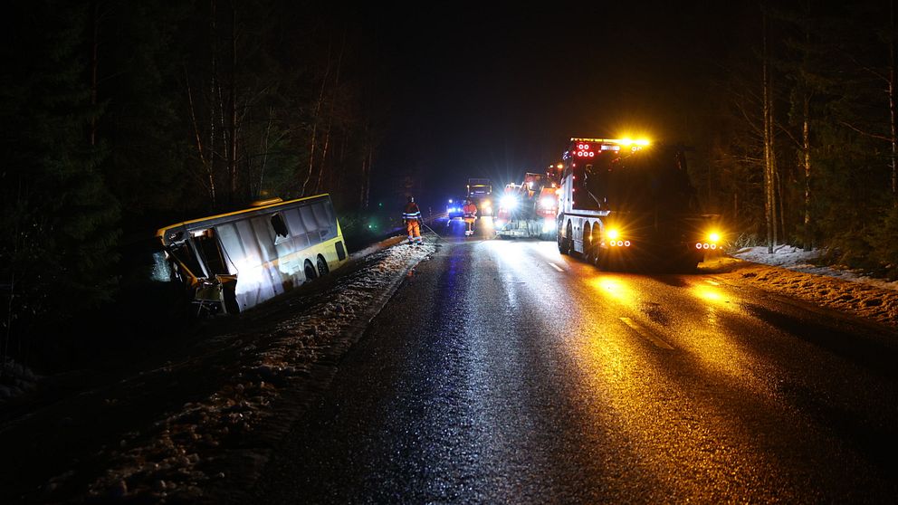 bärgare och buss på väg