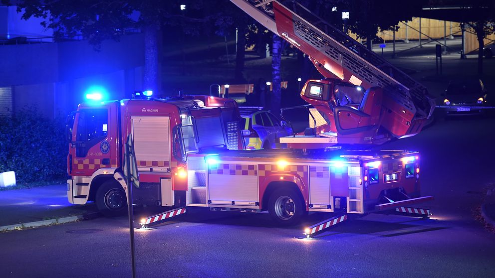 En stegbil från räddningstjänsten står utanför en byggnad i Brandkärr.