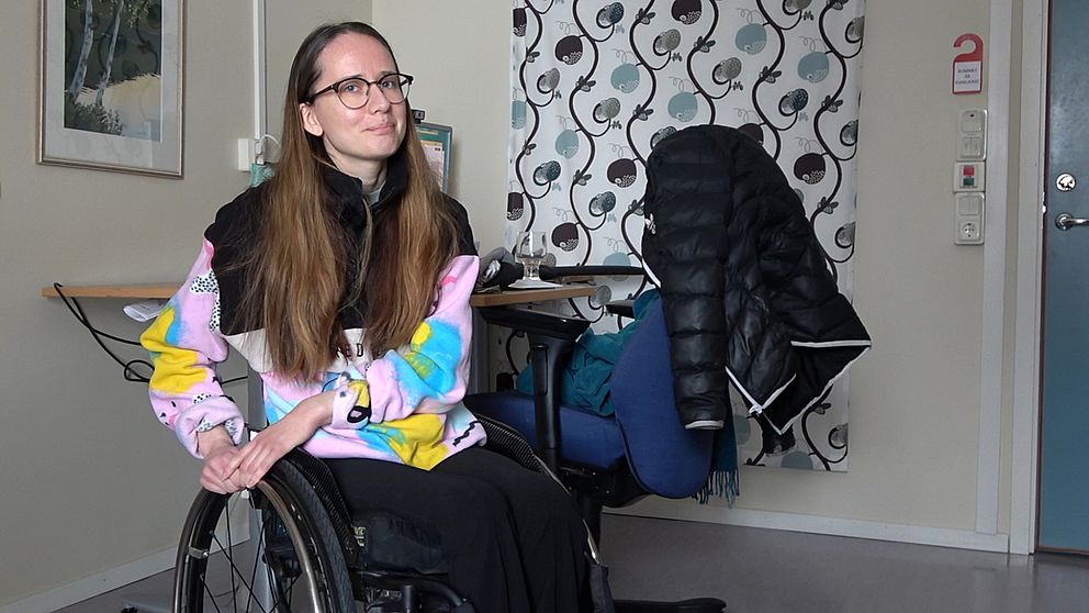 My Andersson i Luleå sitter i sin rullstol på jobbet,