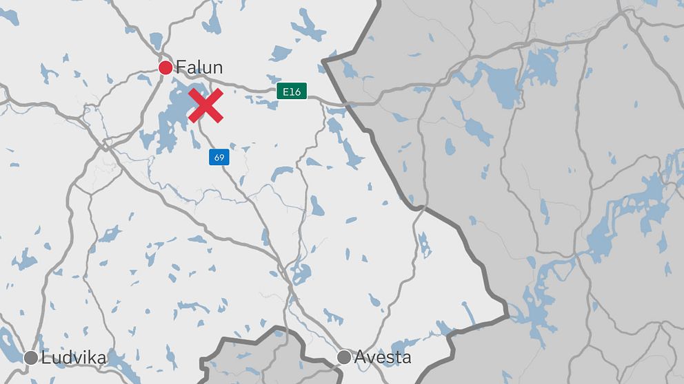 En karta över delar av Dalarna. Falun, Avesta och Ludvika är utmarkerade. Strax sydost om Falun, längs länsväg 69, markeras den ungefärliga olycksplatsen med ett rött kryss.