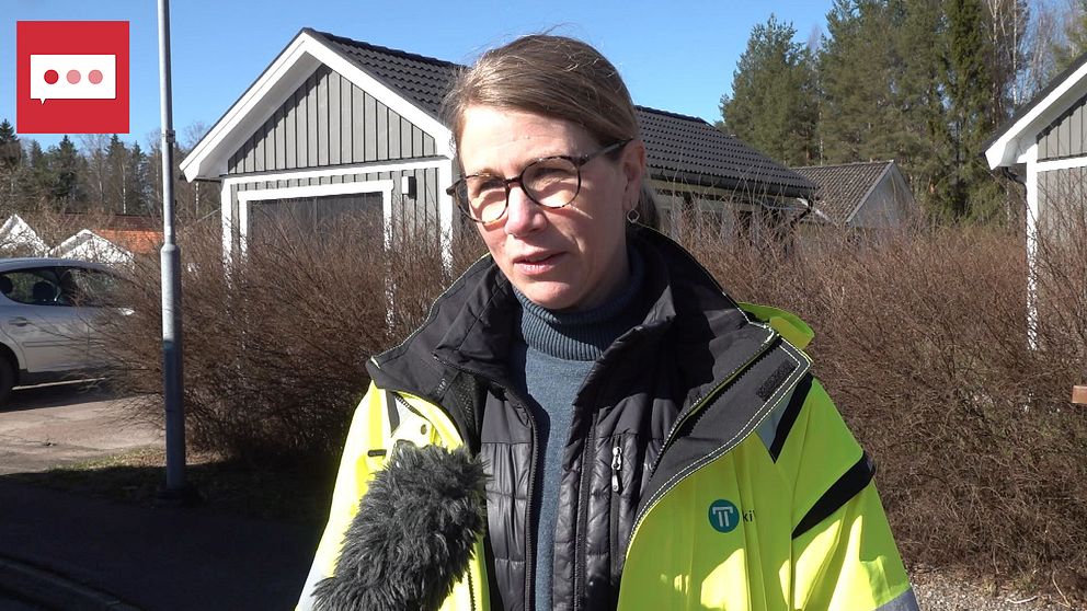 En kvinna i gul jacka blir intervjuad i ett villaområde i Arvika.