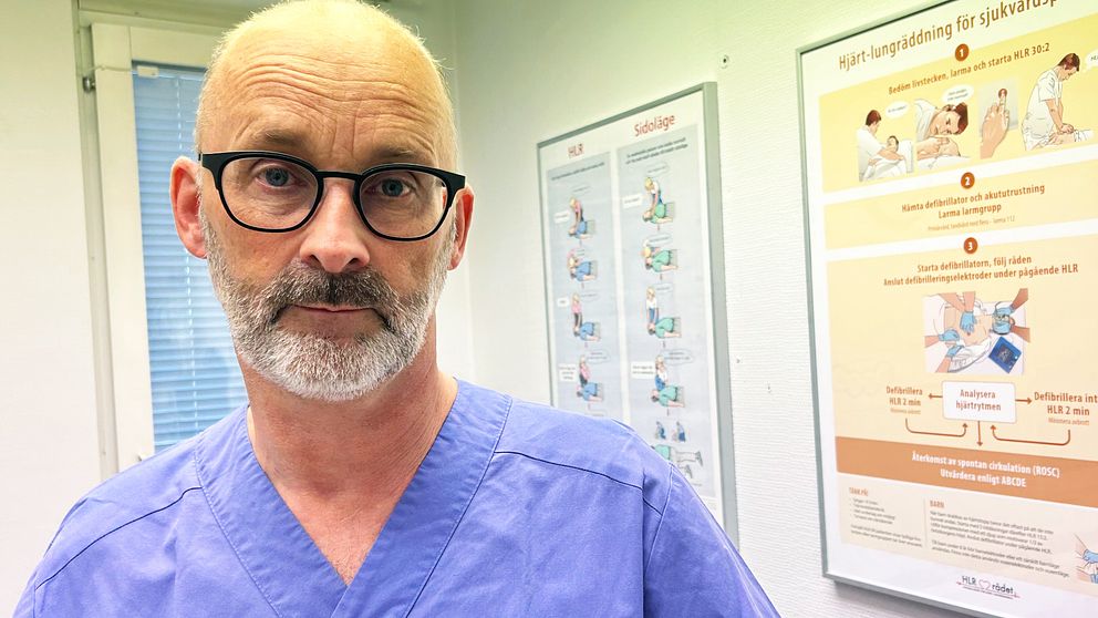 Läkare med glasögon i vårdsal