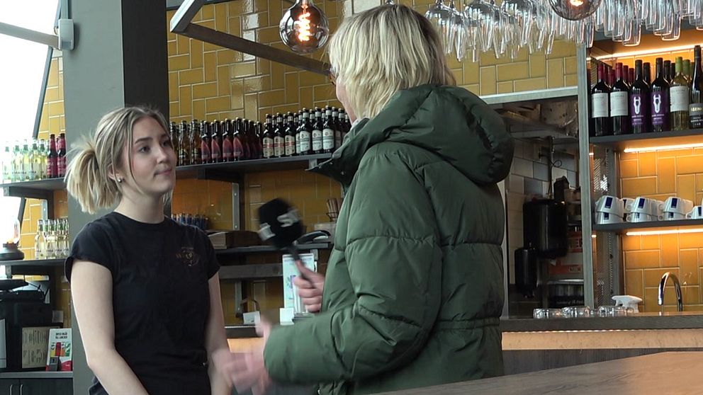 en kvinna som jobbar i restaurang intervjuas av SVT:s reporter