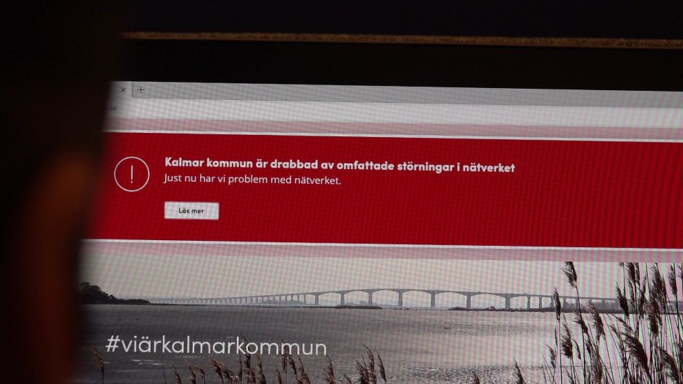 Ett huvud bakifrån som tittar på en skärm där det står om Kalmar kommuns it-störningar