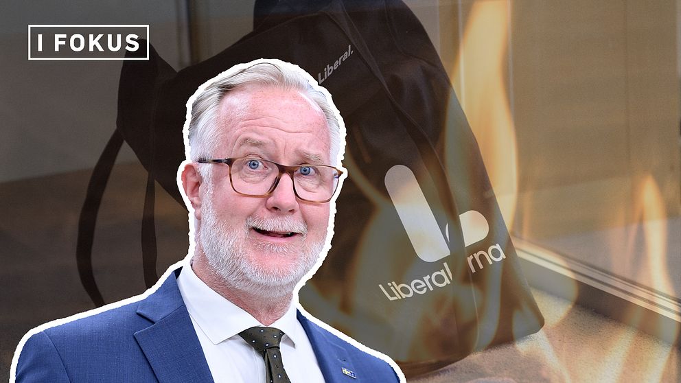 Man i kostym framför Liberalernas logga och eldslågor, texten ”I FOKUS” uppe till vänster.