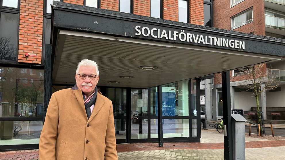 Tord Johansson socialnämndens ordförande står framför ingången till socialförvaltningen