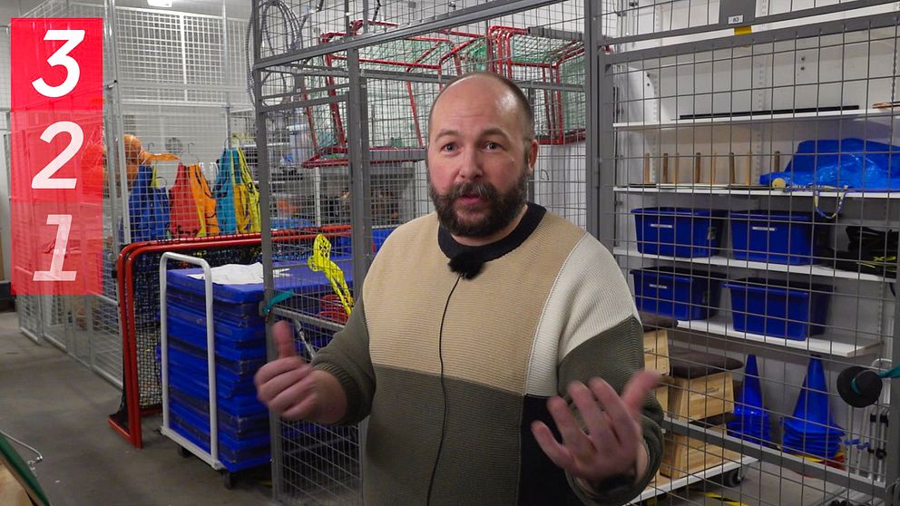 Driftingenjör Michael Sivenbring visar runt i skyddsrummet på Varlaskolan i Kungsbacka kommun.