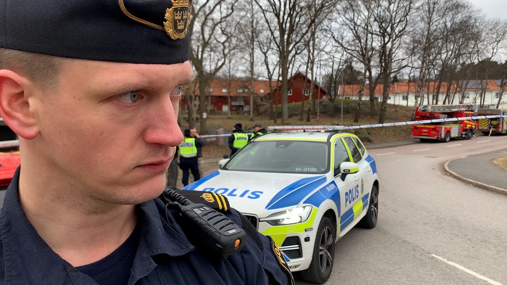 polis vid polisbil och avspärrning i Frölunda