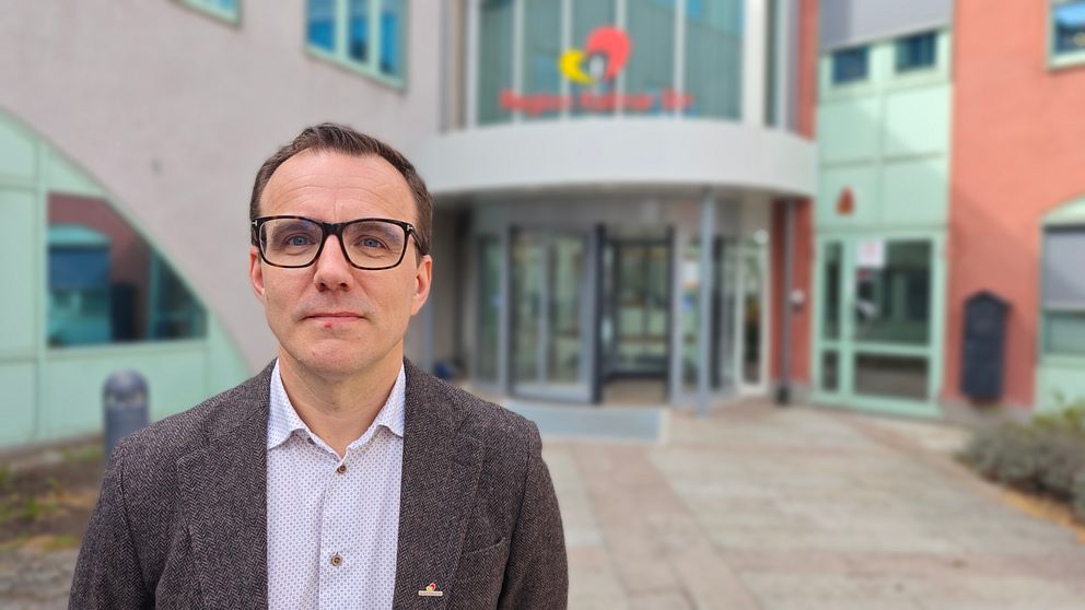 Mattias Ask, trafikdirektör på KLT framför regionhuset i Kalmar