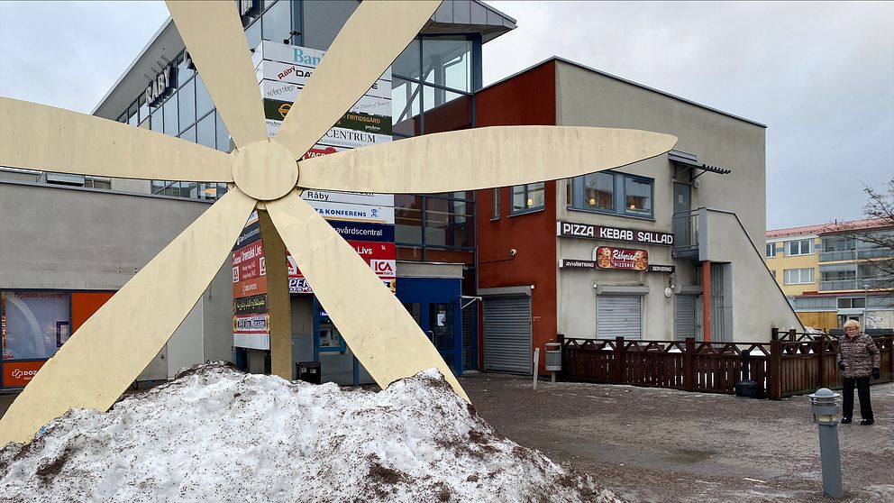 Råby centrum med blomskulpturen i förgrunden