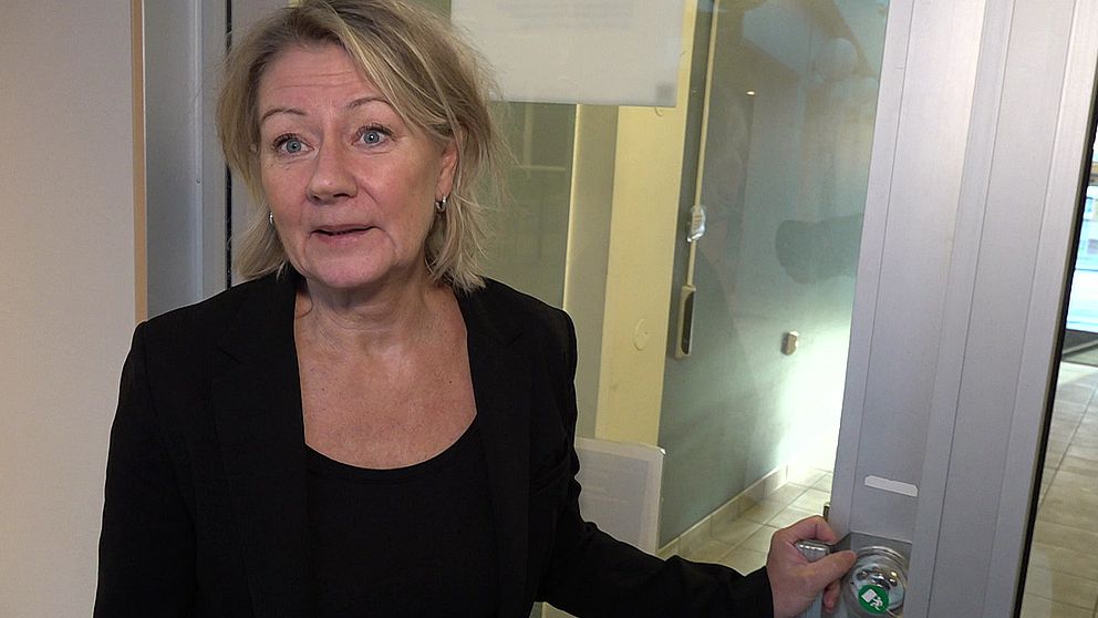 Arbetsförmedlare framför en dörr.