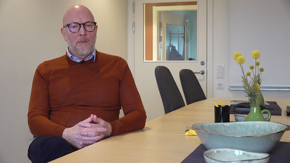 Tomas Fjellvind, verksamhetsområdeschef för östra Norrbotten, sitter vid ett bord.
