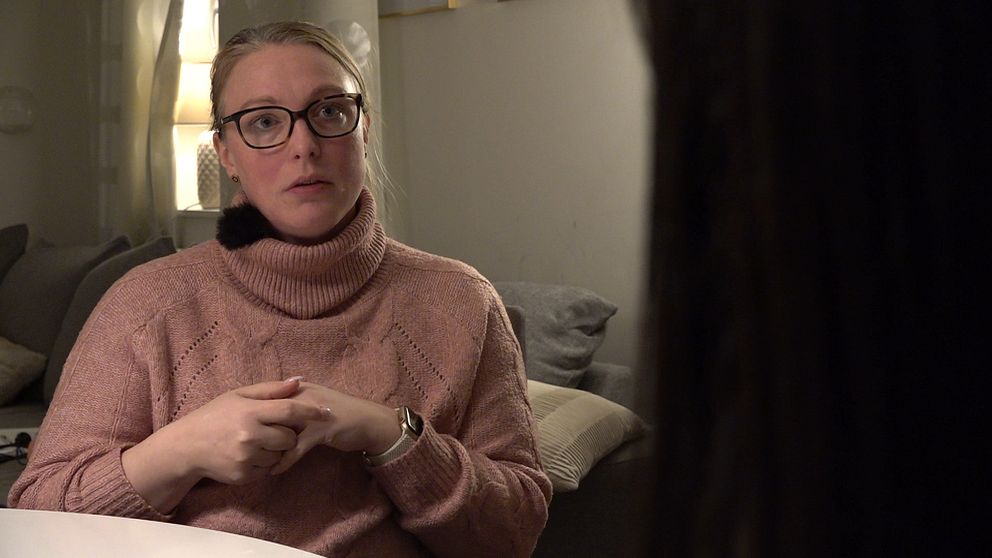 Josefine Rundquist ser upprörd ut och ihop händerna. Baksidan av reporterns huvud är till höger.