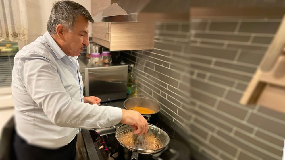 En man lagar mat i ett kök