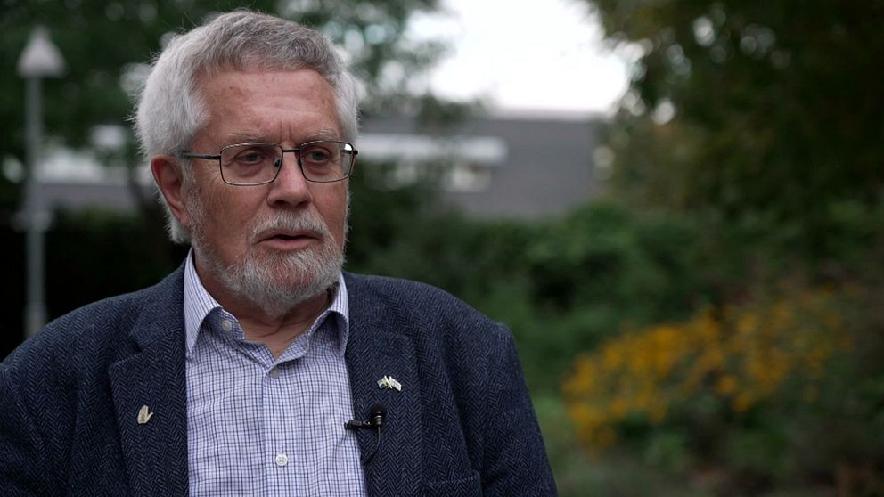 Lennart Rohdin, expert i frågor rörande Sveriges nationella minoriteter och minoritetsspråk, deltar i en SVT-intervju utomhus vid Finlands ambassad den 8 oktober 2024.
