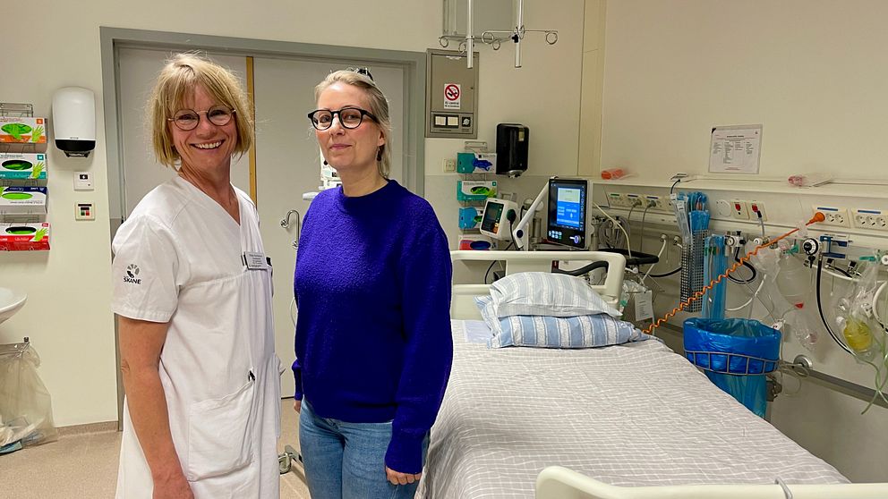 Helén Berthelsson och Lina Behm står i en Iva-sal på Centralsjukhuset Kristianstad.