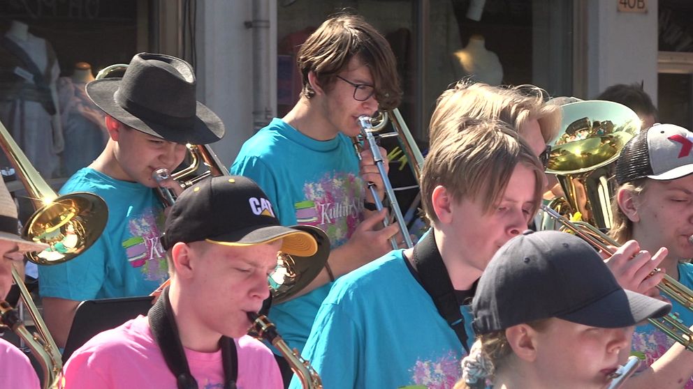 En blåsorkester spelar på Köpmantorget när Luleå kulturskola på lördagen visade upp sig i Luleå centrum.