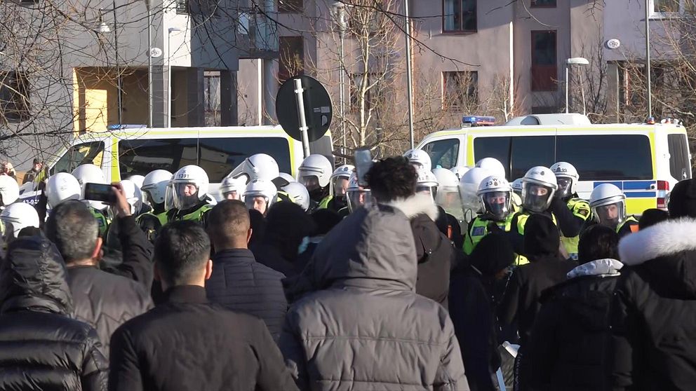 Folkmassa går emot kravallutrustade poliser, Sveaparken Örebro.