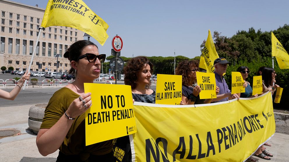 Demonstranter från Amnesty protesterar mot dödsstraffet