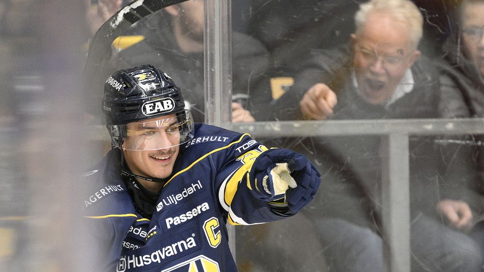 André Petersson, lagkapten HV71, gör en målgest.