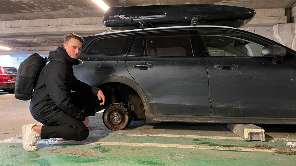Linus Wannebro sitter vid sin bil som blivit bestulen på däcken.