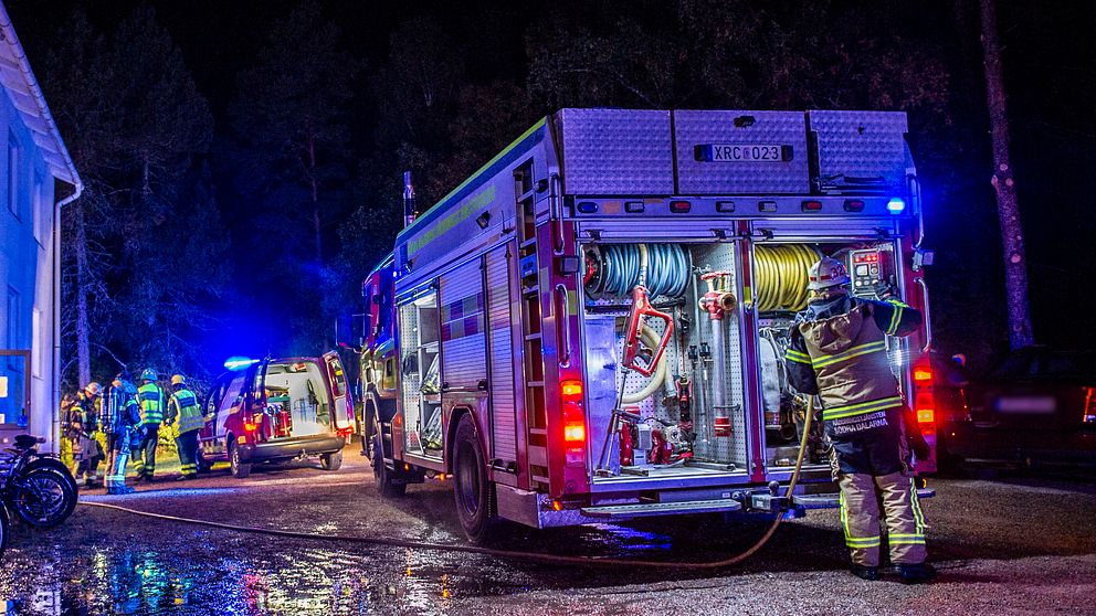 brandbil utanför byggnad