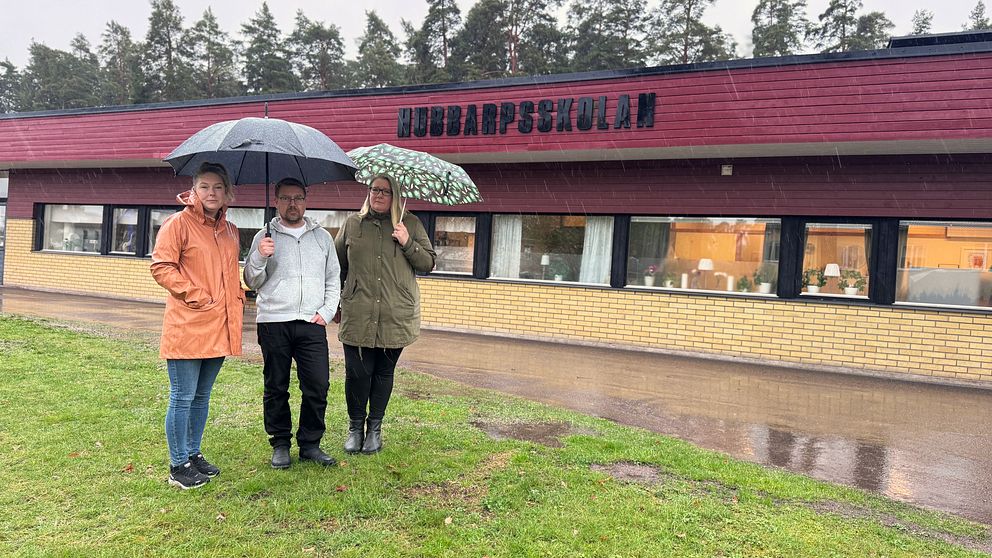 Mathilda Scott Svensson, Mattias Enell och Eva Andersson Westerberg står framför Hubbarpsskolan.