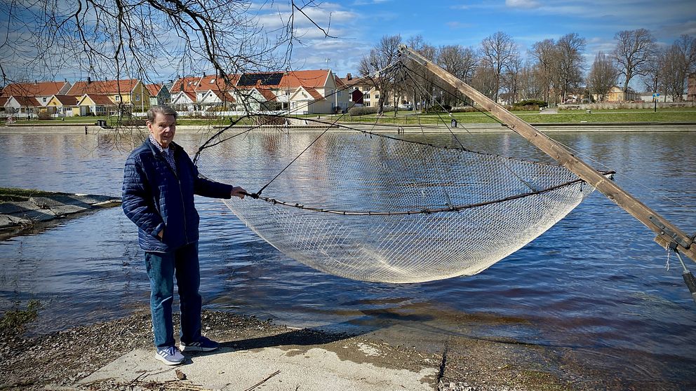 Man som håller ett fiskenät.