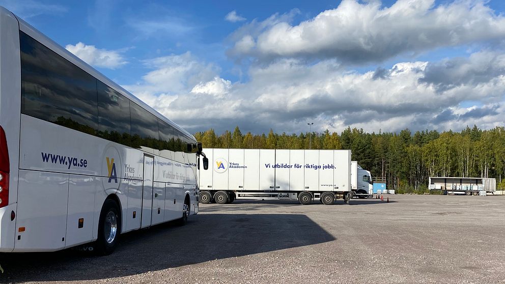 Bussar med Yrkesakademins logga