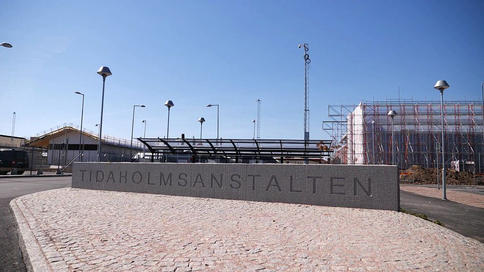 Entré till Tidaholmsanstalten med skylt och byggnader i bakgrunden.