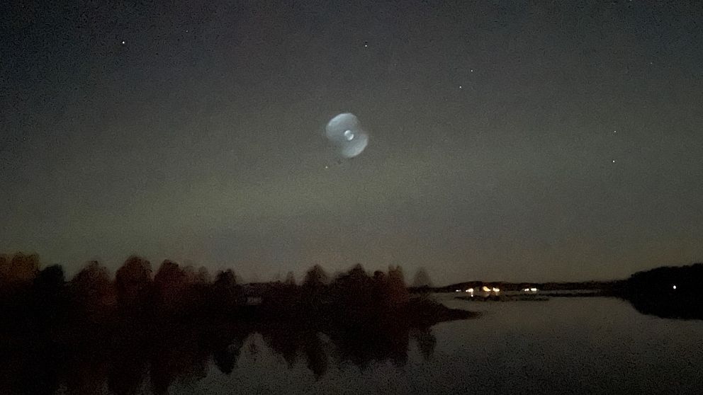 En vy av en stjärnklar himmel med en klar, cirkulär ljusformation i mitten. Fotot är taget 2021 när Jennie Roslund såg ett ljusfenomen i Älvsbyn.