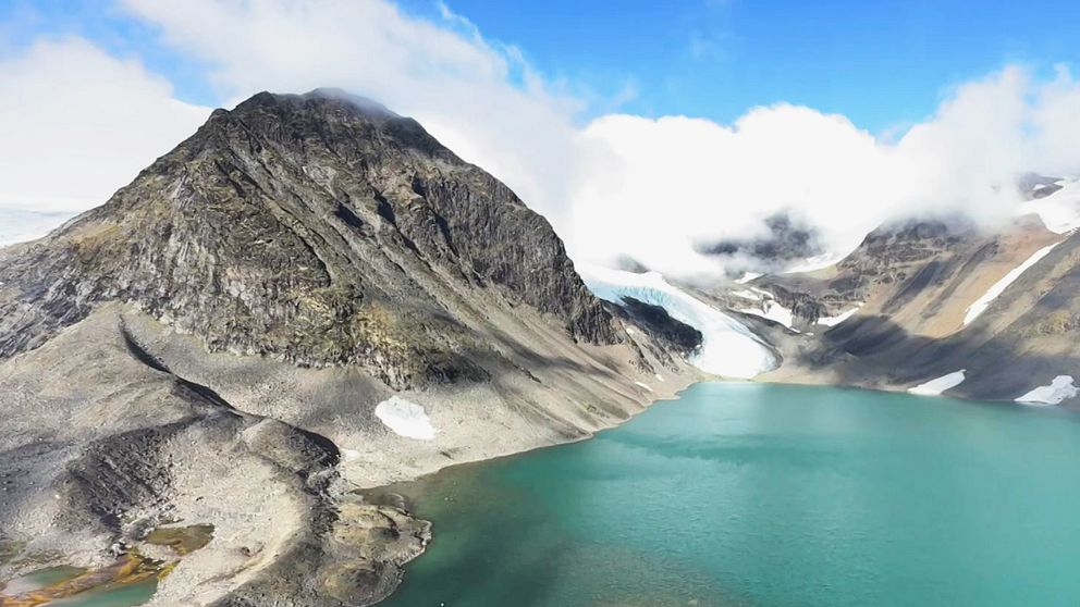 Kebnekaise fotograferat ovanifrån från en helikopter.
