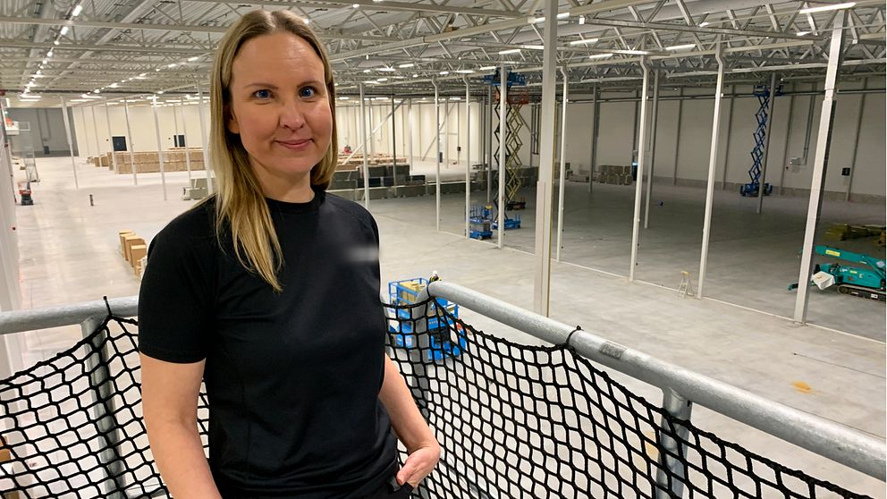 Lykos logistikchef Anna Persson står i tomma lagerlokaler.