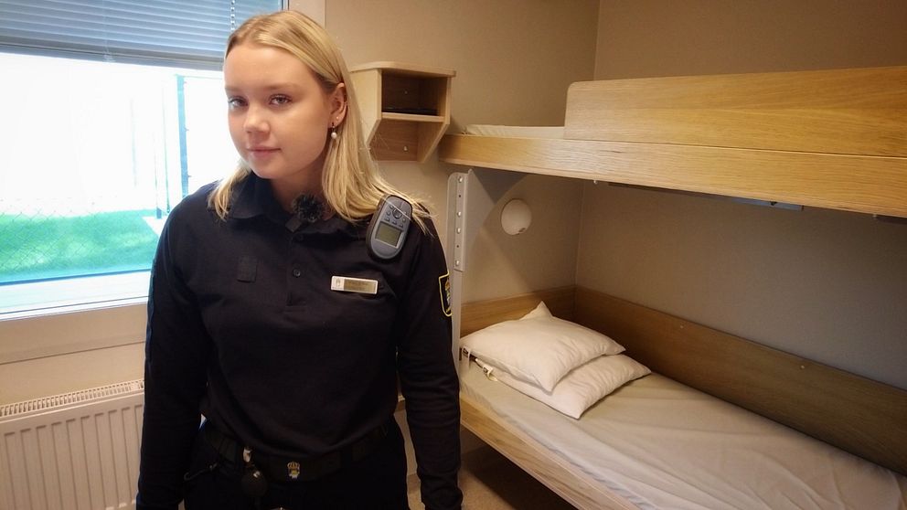 Kriminalvårdaren Sara Norling de Brun i en av Skänningeanstaltens dubbelceller.