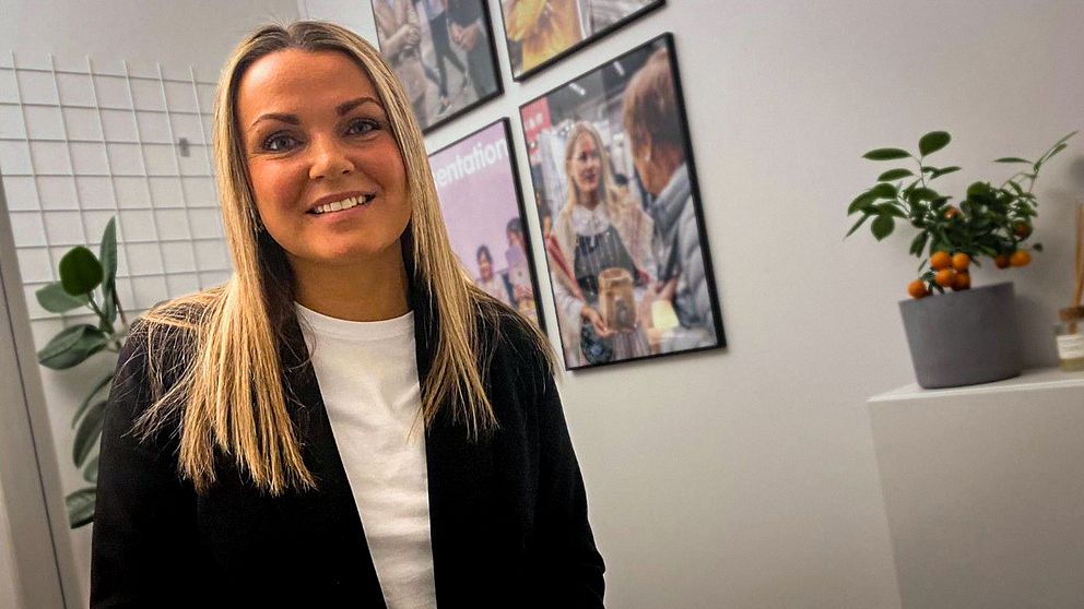 Sofia Beckman, regionchef på Ung Företagsamhet, sitter på en stol i sitt kontor.