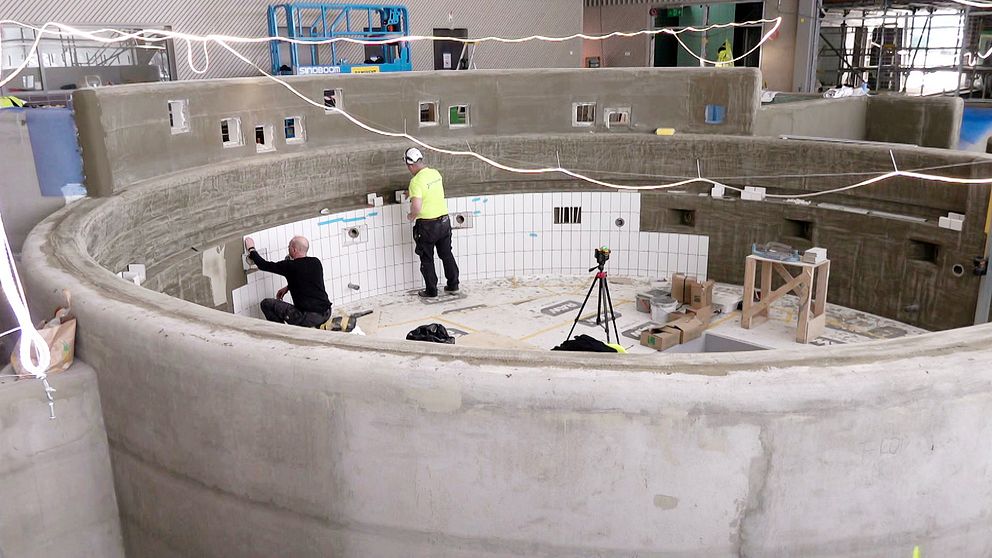 Bygget av Kirunas badhus pågår och på bilden kaklas en av bassängerna.