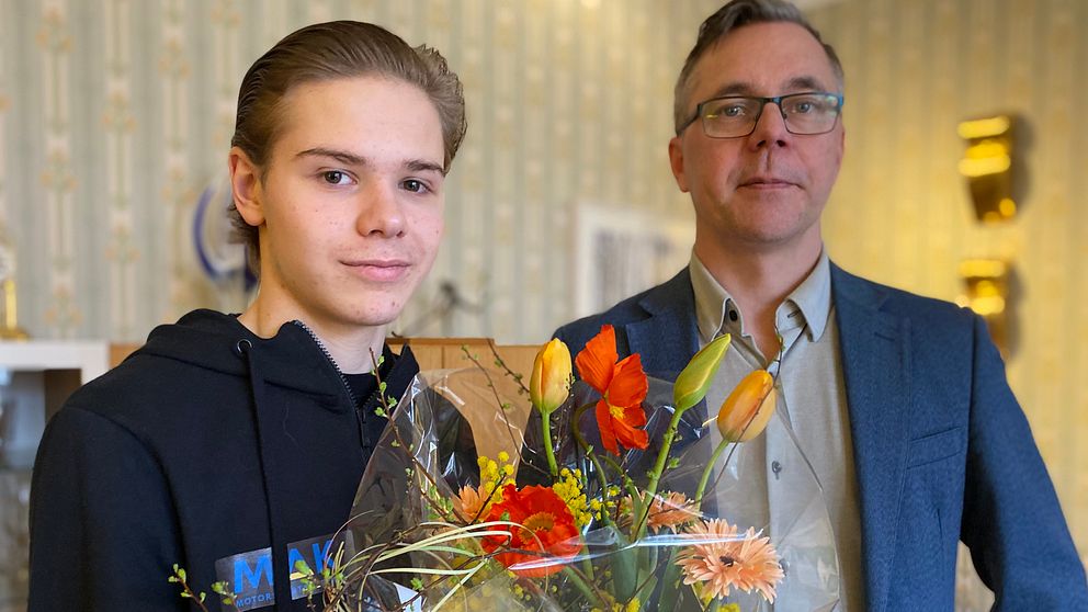 Rallytalangen Mille Johansson, 18 år, uppvaktas av Katrineholms kommunalråd Johan Söderberg (S) efter ha vunnit junior-vm-klassen i Svenska Rallyt i helgen.