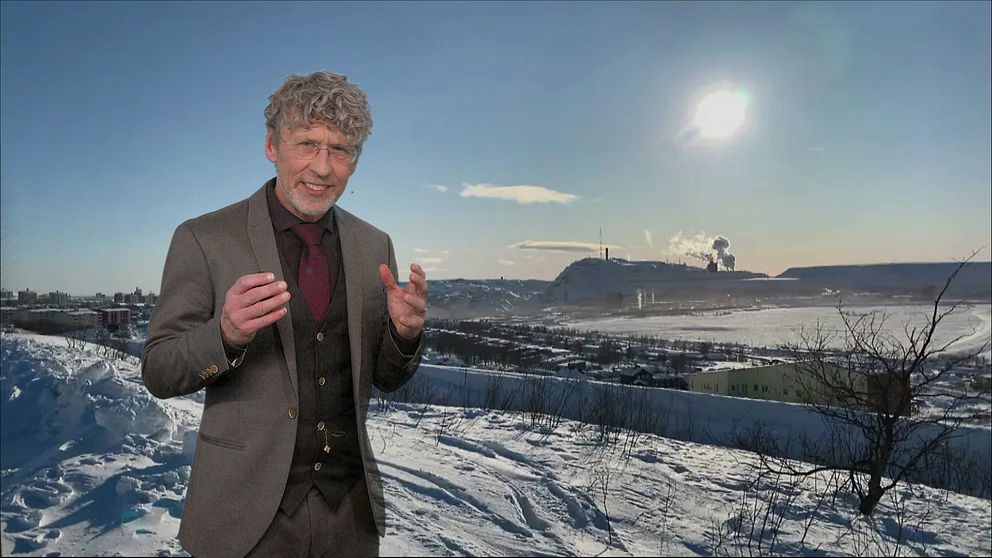 SVT:s meteorolog Pererik Åberg framför en bild på Kiruna.