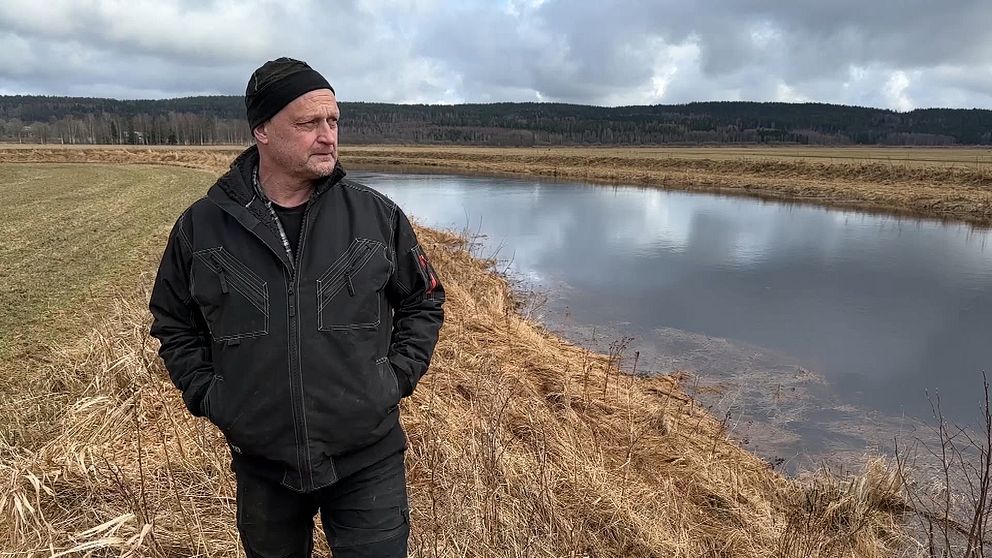 Håkan Lundqvist, mjölkbonde i Aspsäter, är orolig för att vallarna som skyddar hans betesmarker ska sprängas när smältvatten komemr från Norge.