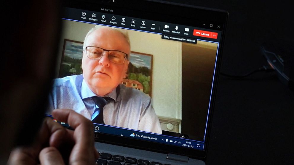 SVTs reporter pratar med Svenska Taxiförbundets ordförande Lennart Kalderén på videolänk.