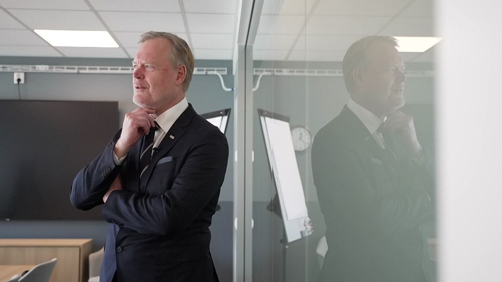 Person vid fönster i kontorsmiljö.