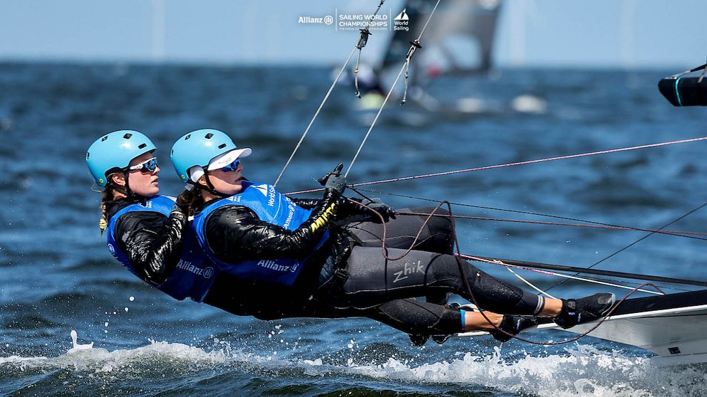 Vilma Bobeck och Rebecca Netzler ska försöka försvara sitt VM-guld i 49erFX på Lanzarote.