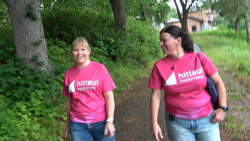 Elin Aura och Hanna Holmström från Hedemora orienteringsklubb.