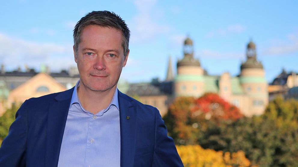 GS-fackets ordförande Per-Olof Sjöö med LO-borgen i bakgrunden.