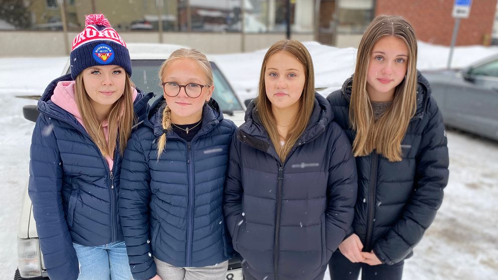 Fyra 14-åriga tjejer i Matfors utomhus på en parkering.