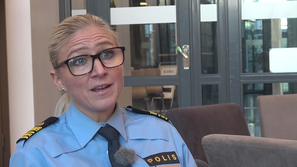Tina Anderberg, chef för utredningsenheten på polisen i polisområde nordvästra Skåne, sitter i en möteslokal i polishuset i Helsingborg.