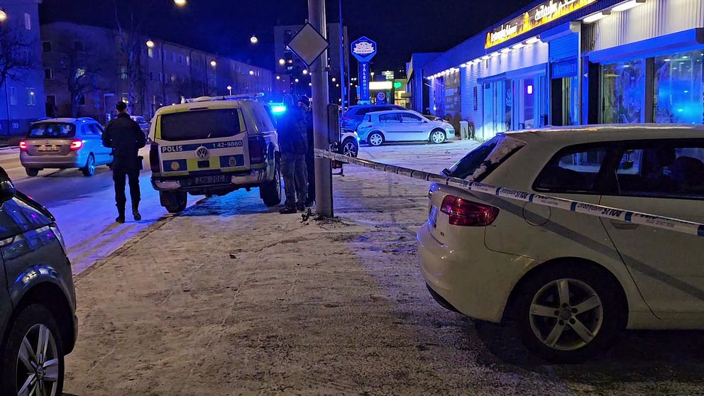 Polisfordon med avspärrningsband utanför restaurang i Norrköping där en dödsskjutning inträffat